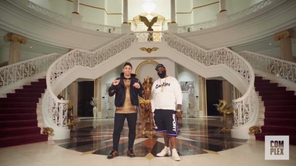 Rapper Rick Ross heeft geld teveel en showt zijn belachelijk grote sneakercollectie