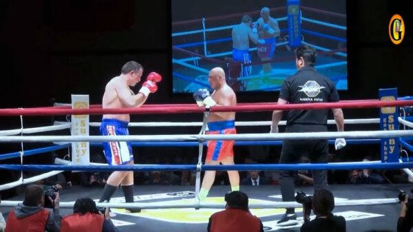 De 49-jarige K-1 legende Peter Aerts kan het nog steeds en trapt zijn tegenstander knock-out