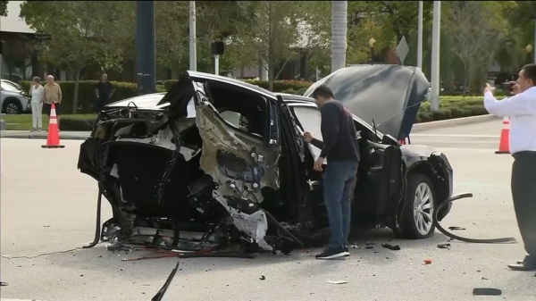Tesla Model X breekt in tweeën nadat hij wordt geramd door een Nissan GT-R