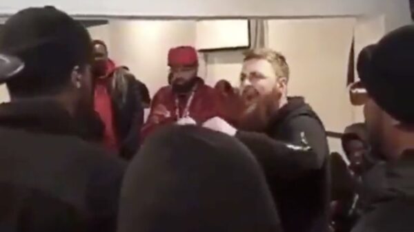 Blanke rapper krijgt klap op zijn muil omdat hij tijdens rap-battle het N-woord gebruikt