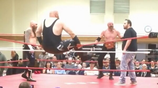 De opkomst van deze boomlange en supergevaarlijke worstelaar gaat niet helemaal zoals gepland