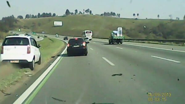 Taxichauffeur vliegt over de kop als hij wordt afgesneden door een volslagen idioot