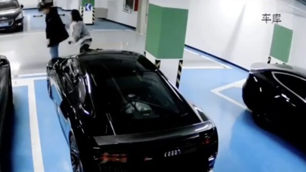 Instant karma voor vrouw die iemands auto gebruikt als opstapje