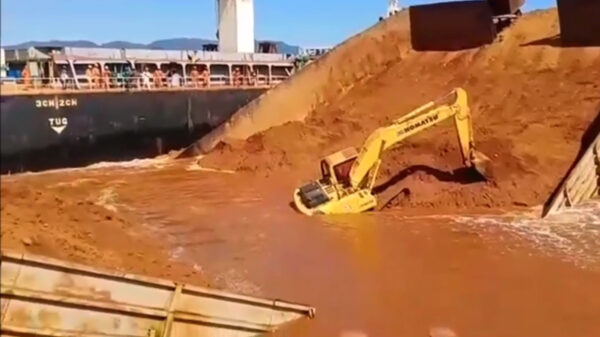 Baggerschip met kranen erop vouwt dubbel en zinkt naar de bodem