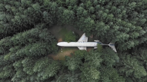 Bruce Campbell woont in een vliegtuig die midden in het bos geparkeerd staat