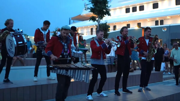 Drumband Meute doet supervette live-uitvoering van Deadmau5 - Slip