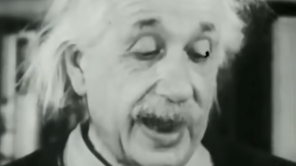 Einstein legt zijn formule E = mcˆ2 uit