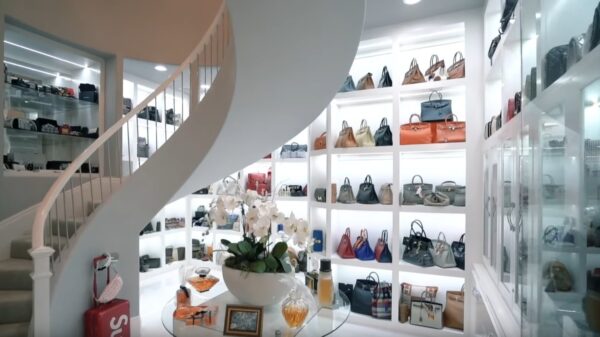 Deze mansion van 7 miljoen dollar heeft een walk-in closet met 3 verdiepingen en een champagnebar!