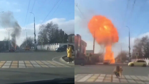 Dame raapt telefoon van de grond en geeft zero fux om explosie