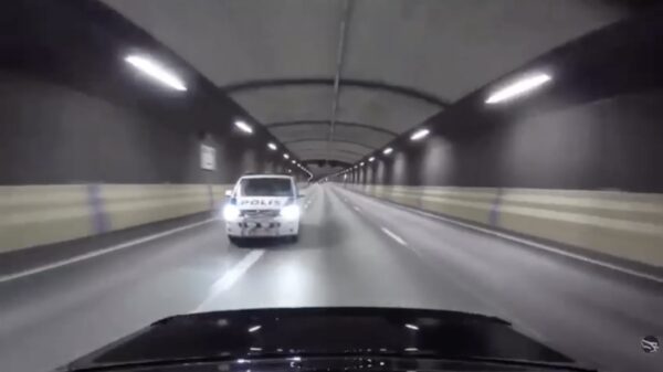 Als je een snelle auto hebt dan word je nooit door de politie aangehouden