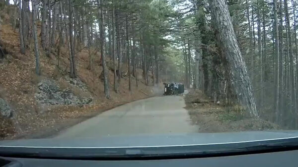 Inhalen op smal Oekraïens landweggetje blijkt niet al te makkelijk
