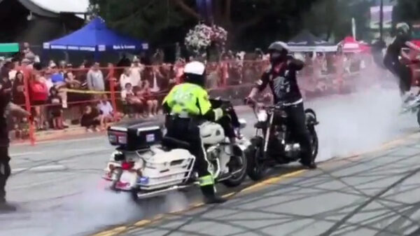 Wedstrijdje motor-duwen met motoragent kent eigenlijk alleen maar verliezers