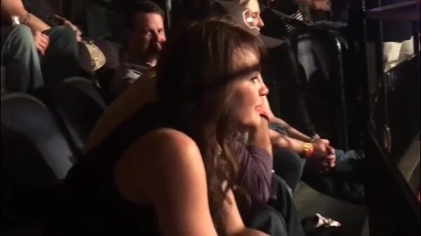 David Draiman van Disturbed neemt dame in de zeik vanwege haar telefoonverslaving