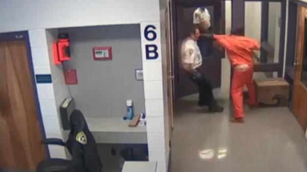 Gevangene kan rekenen op wat extra overnachtingen nadat hij een bewaker combobeukt