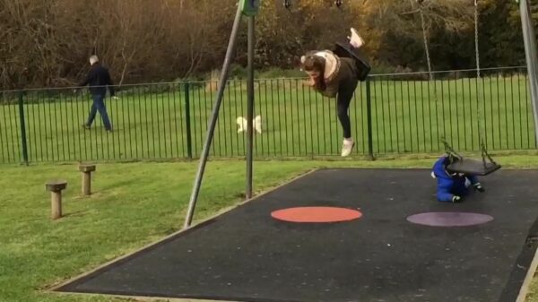 Van een schommel pleuren is veel leuker als je dat met zijn tweeën doet