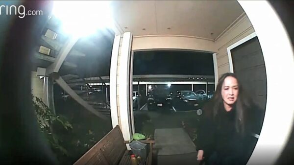 Deurcamera legt vast hoe vrouw bij haar voordeur wordt beroofd door gewapende overvaller