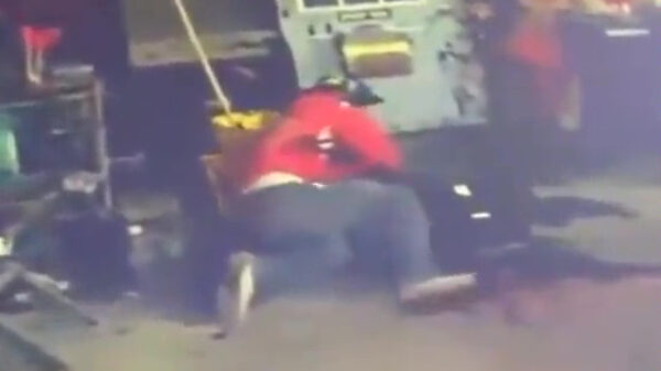 Pas op, er ligt gereedschap op de grond