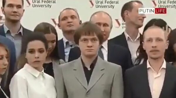 Note to self: ga nooit voor Vladimir Poetin staan