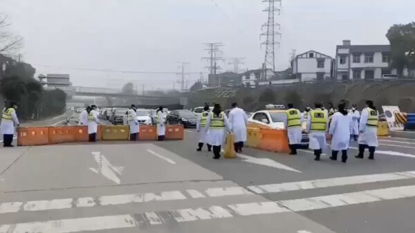 Bizarre beelden van Chinese stad Wuhan die hermetisch afgesloten is vanwege coronavirus