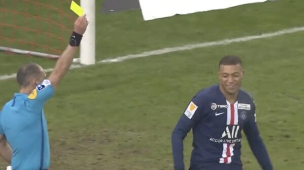 Trololol: Kylian Mbappé besluit in de laatste minuut nog even te scoren met zijn handen