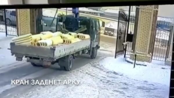 Oeps: Boris de Bouwer vergeet kraan in te klappen en sloopt complete poort