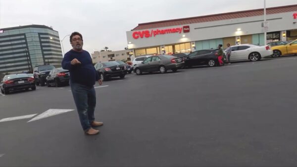 Nog veel meer luie Amerikanen die te lui zijn om hun winkelwagentje terug te zetten in een nieuwe Cart Narcs