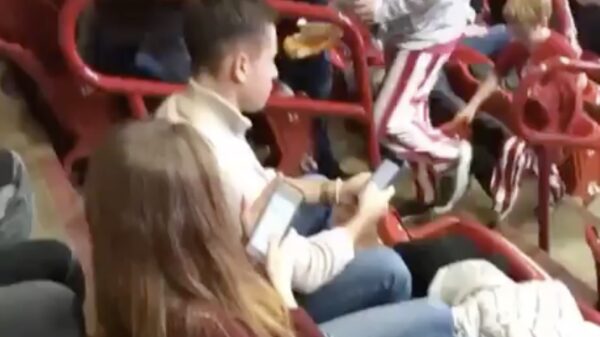 Dude, kijk achter je!