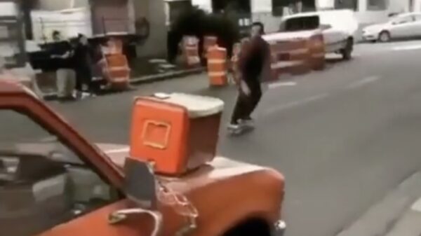 Slecht plan van de dag: een pickup-truck grinden