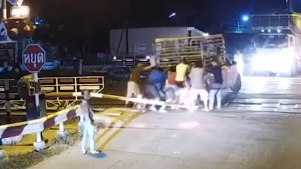 Thai komt met zijn pick-up vast te staan op een spoorwegovergang