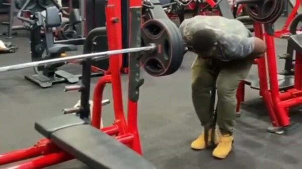 Bodybuilder gaat na zijn workout met blauwe ballen naar huis