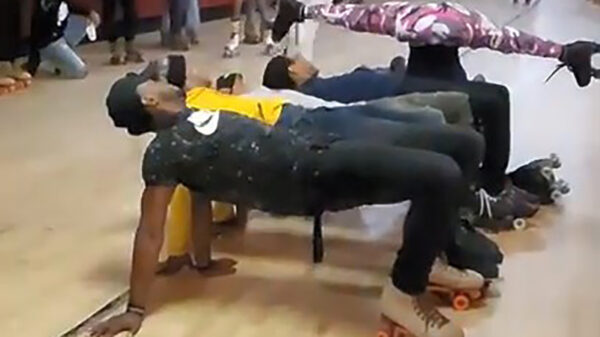 Rolschaatser springt over groepje heen maar komt nét iets te kort