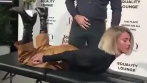 Actrice Julianne Hough krijgt een bijzonder effectieve "energiemassage"