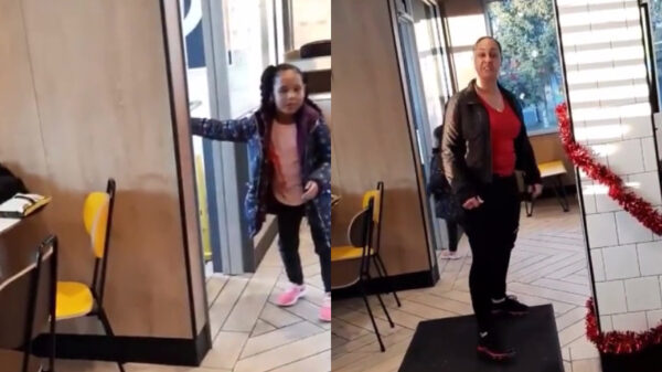 Agressieve moeder gaat in flipmode en is allesbehalve een goed voorbeeld