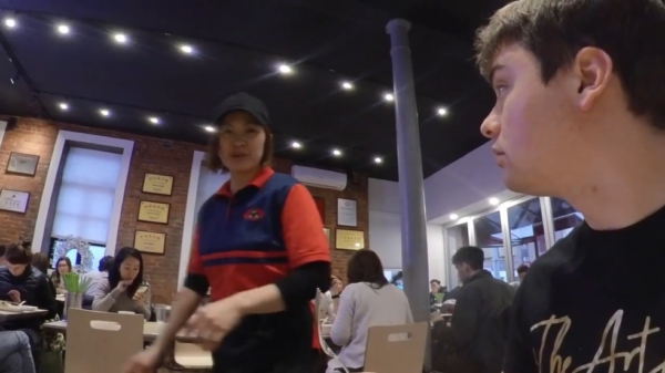 Blanke boy verbaast lokale Chinezen door in het Kantonees zijn eten te bestellen
