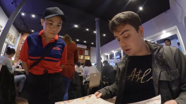 Blanke boy verbaast lokale Chinezen door in het Kantonees zijn eten te bestellen