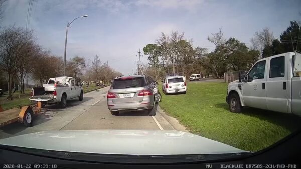 Automobilist krijgt zijn eerste vliegles als hij een aanhangwagen over het hoofd ziet