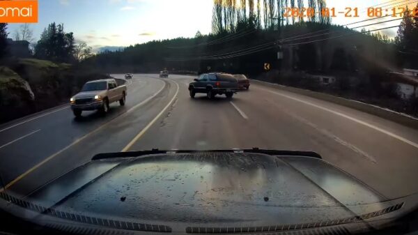 Automobilist weet onbedoeld perfect door het verkeer te driften