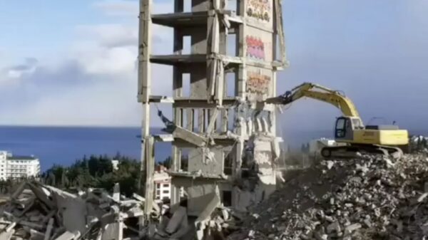 Instortend gebouw neemt kraan mee in zijn val