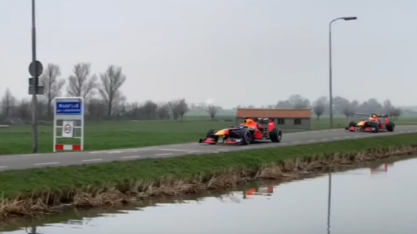 F1-wagens van Red Bull knallen door Nederland voor promoshoot Nederlandse Grand Prix