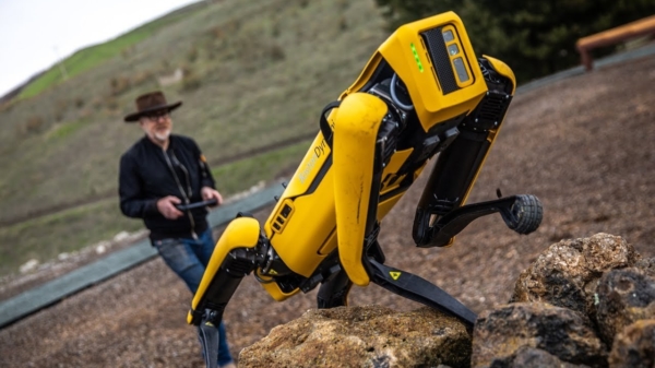 Adam Savage mag eindelijk een stuk wandelen met Spot, de robothond van Boston Dynamics