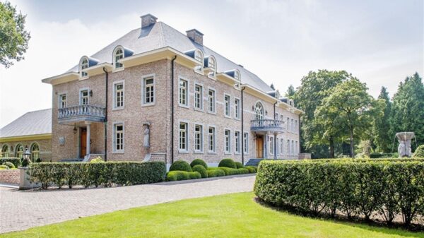 Miljonair komt maar niet van zijn enorme landgoed van 20 miljoen euro af