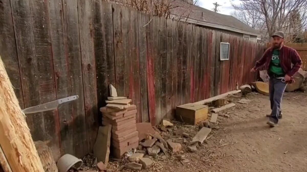 De messenwerpskills van deze kerel zijn om door een ringetje te halen