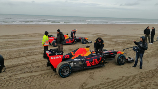 De F1-bolides van Red Bull gaan keihard los op het Scheveningse strand