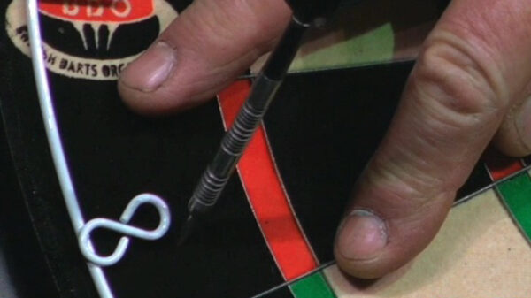 Dartslegende Bobby George laat Michael van Gerwen tussen zijn vingers door uitgooien