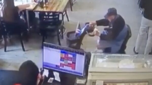 Opa's scootmobiel slaat op hol en veroorzaakt ravage