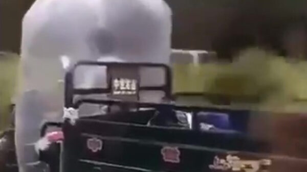 Bezorger weigert het coronavirus in de buurt te laten