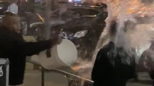 Emmer water blijkt uitermate geschikt om vervelende gasten van je terras te jagen