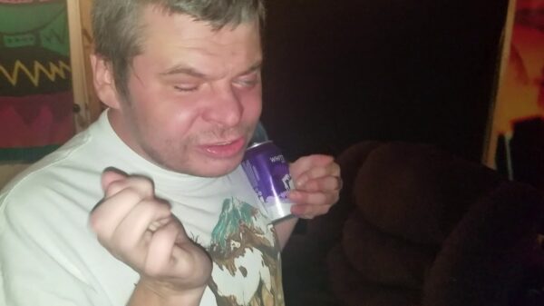 Blinde rapper dropt even een keiharde freestyle