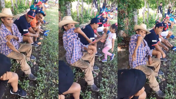 Ronnie Flex showt vol trots zijn buigzame arm aan al zijn amigos