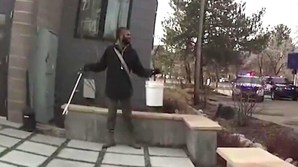 Amerikaan wordt onder bedreiging gearresteerd omdat hij vuilnis staat op te rapen